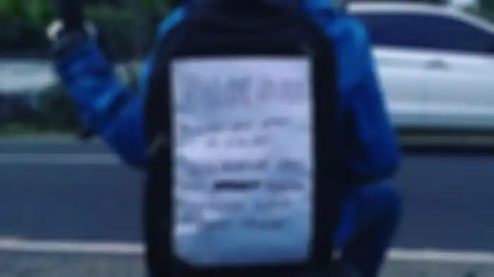 Seorang pemudik berjaket biru curhat belum bisa membawa calon menantu idaman.