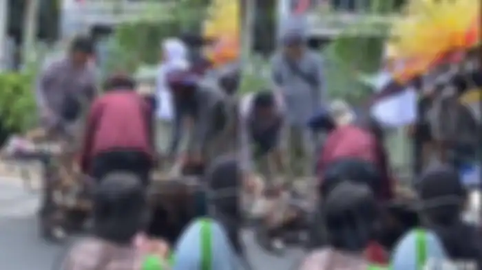 Seekor kuda pengendali Delman roboh dan ambruk di jalan, diduga hewan ini kelelahan 