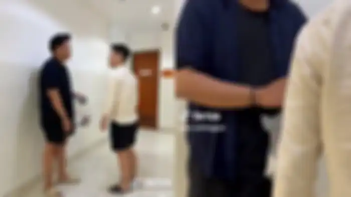 Rekaman video viral seorang pria nyaris jadi korban pelecehan di area toilet pria Summarecon Mall Serpong. 