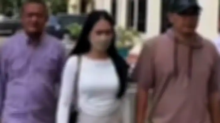 Alfi Damayanti saat memenuhi panggilan untuk diperiksa penyidik Polresta Metro Bekasi, pada Selasa (09/05/2023). Dia menjelaskan tentang bos mesum di Cikarang yang viral karena mengajak karyawati staycation. 