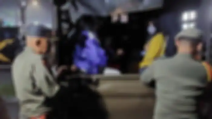 Petugas satuan polisi pamong praja (Satpol PP) Kota Tangerang Selatan mengamankan orang-orang di toko baju, di Serang Utara, Kota Tangerang Selatan. Toko baju di ruko ini diduga sebagai tempat prostitusi 