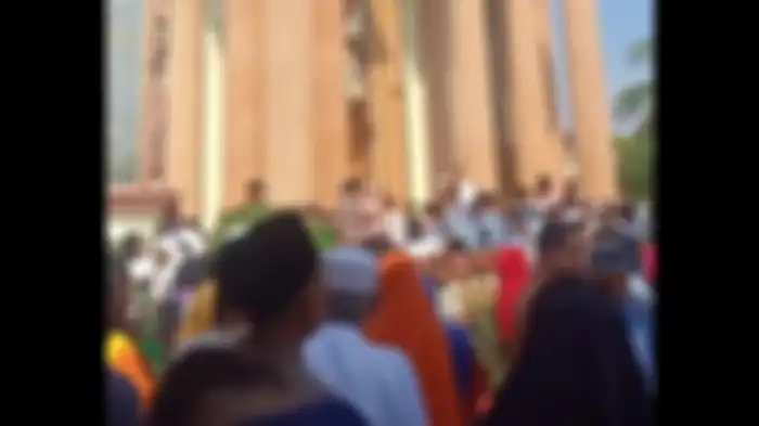 Seorang warga asal Bojongkoneng, Kabupaten Bekasi memberangkatkan umrah gratis warga dua RT. 
