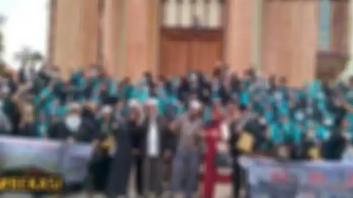 Seorang warga asal Bojongkoneng, Kabupaten Bekasi memberangkatkan umrah gratis warga dua RT. 
