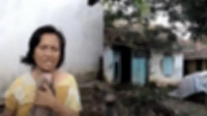 Kolase foto Iyos Rostini (kiri) yang viral karena menganggap boneka yang dibawanya merupakan anak laki-lakinya. 