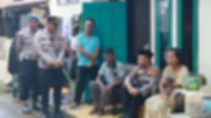 Kapolres Majalengka, AKBP Indra Novianto didampingi PJU Polres Majalengka memberikan tali asih kepada Iyos Rostini, emak-emak yang memiliki gangguan kejiwaan karena menganggap boneka sebagai anaknya, Kamis (11/5/2023).