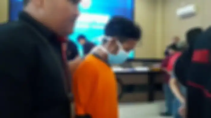 AA tersangka tindakan asusila terhadap korban F (13) digiring polisi ke Ruang Tahanan Polres Bangka Barat usai konferensi pers di Gedung Catur Prasetya, Rabu (17/5/2023) 