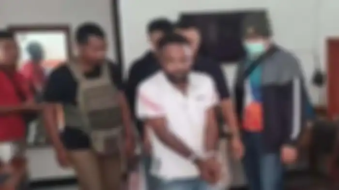Pimpinan KKB Papua  inisial PH atau Kopi Tua Heluka saat dibekuk di Kelurahan Waena, Distrik Heram, Kota Jayapura, Provinsi Papua, Rabu (24/5/2023). 