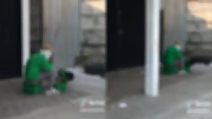 Terekam tengah berkomunikasi menggunakan HT secara sembunyi - sembunyi, aksi seorang tukang sol sepatu di Cikarang, Bekasi, Jawa Barat viral di TikTok. 