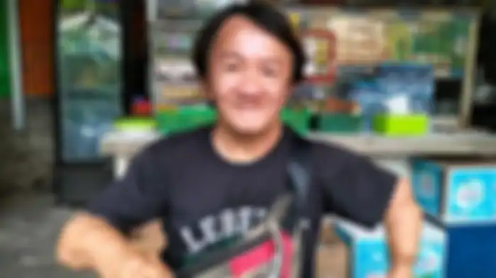 Badut Joni (54) saat menceritakan kisah hidupnya mulai sukses di dunia entertainment hingga harus jadi badut jalanan kepada TribunJakarta.com, di kawasan Mal Taman Anggrek, Jakarta Barat, pada Rabu (7/6/2023).