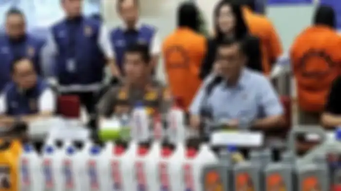 Berbagai merek oli terkenal dipalsu digerebek polisi siap edar ke seluruh Indonesia 