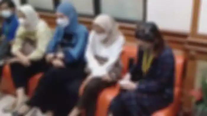 Fifi Karamoy (pojok kanan) saat menghadiri sidang perceraian Desta dan Natasha Rizky 