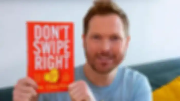 Luke Chilton, jurnalis freelance dari Inggris saat menunjukkan novelnya berjudul Dont Swipe Right (