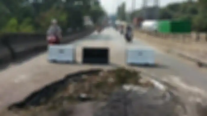 Lubang di Jembatan Marunda bikin macet parah