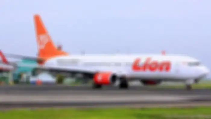 Ilustrasi pesawat Lion Air di bandara. Belum lama ini penerbangan Lion Air Makassar-Balikpapan, Kamis (15/6/2023) mendadak mengalami kendala lantaran kelakuan buruk seorang penumpang yang ngamuk di pesawat karena merasa kepanasan.