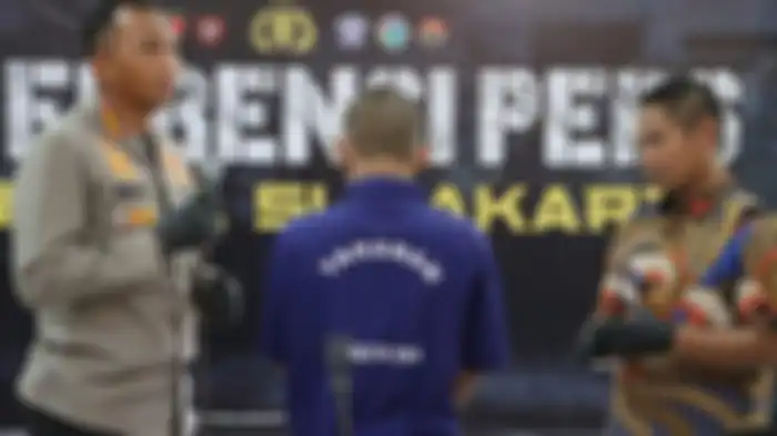 Kapolresta Surakarta Kombes Pol Iwan Saktiadi (paling kiri) menginterogasi tersangka yang jual istrinya saat konferensi pers di Mapolresta Surakarta, Jumat (7/7/2023).