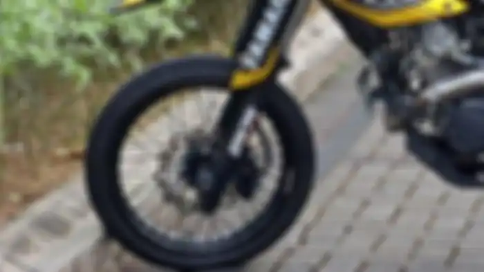 Yamaha WR 155 R Supermoto ini pakai pelek dan ban berukuran 17 inci.