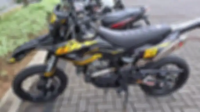 Penggunaan decal warna kuning di Yamaha WR 155 R.
