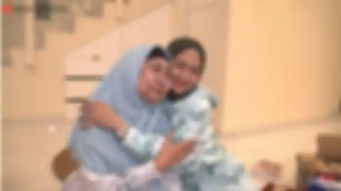 Foto Ria Ricis memeluk ibunya, Yunifah Lismawati.