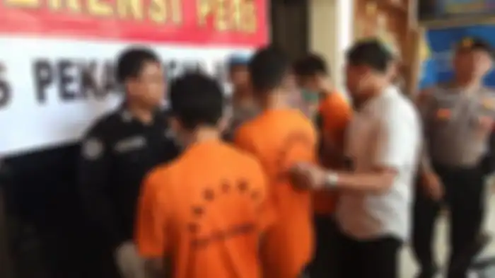 Kasie Humas Polres Pekalongan Kota Iptu saat menanyai salah satu pelaku persetubuhan anak di bawah umur. 