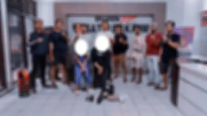 Waria dan wanita di Jalan Tunggala, Kelurahan Anawai, Kecamatan Wua-Wua, Selasa (25/7/2023) ditangkap polisi karena menipu salah seorang pria saat sedang memesan wanita lewat aplikasi MiChat.  