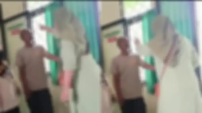 Emak-emak marahi satpam sekolah.