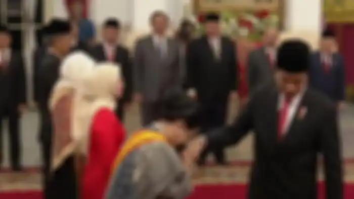 Presiden Jokowi tampak salah tingkah saat tangannya dicium istrinya Iriana Jokowi.