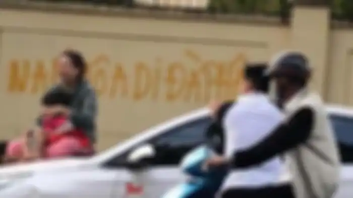 Pergoki suaminya semobil dengan wanita lain, istri sah dipukul dan duduk di atas kap mobil