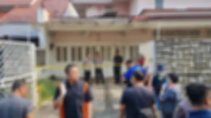 Emak-emak komplek Bukit Cinere Indah, Depok, Jawa Barat buka suara soal sikap ibu dan anak yang ditemukan tinggal tulang di rumahnya, Kamis (7/9/2023). 