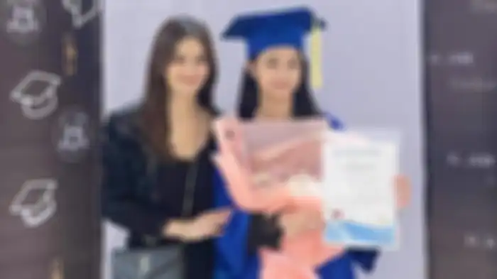 Cut Tari merayakan kelulusan putrinya 