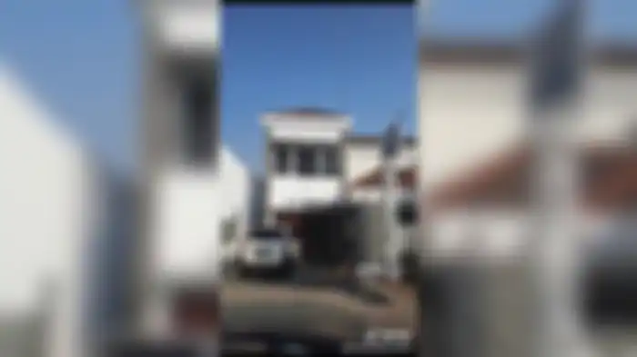  Tangkapan layar unggahan Susy Arzetty yang memperlihatkan rumah mewahnya sebelum dibongkar di akun Tiktok @susyarzetty_real21. 