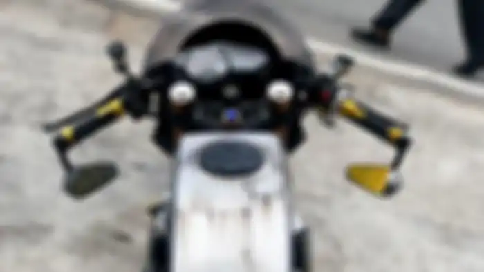 Area kokpit Yamaha R25 cafe racer, pakai setang jepit dan spion bar end.