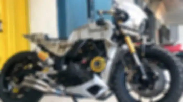 Tampak samping kanan Yamaha R25 bergaya cafe racer dari Pontianak.