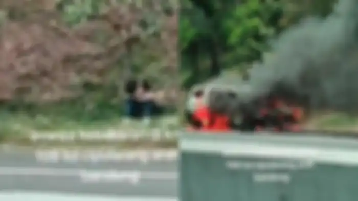 Sebuah mobil avanza putih terbakar di tol, videonya viral di media sosial 