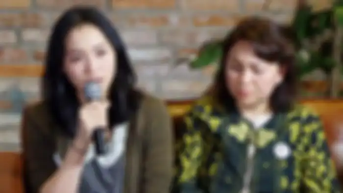 Saudara kembar Wayan Mirna Salihin, Made Sandy Salihin (kiri) bersama ibunya, Ni Ketut Sianti (kanan).