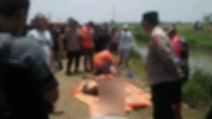 Polisi saat mengevakuasi mayat anak laki-laki di pinggir saluran irigasi di Blok Sukatani, Desa Bugis, Kecamatan Anjatan, Kabupaten Indramayu, Rabu (4/10/2023).