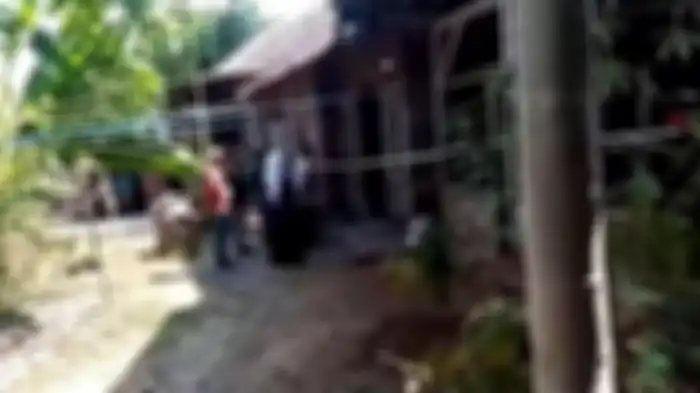 Polisi periksa lokasi pembunuhan di di Desa Parigimulya, Kecamatan Cipunagara, Kabupaten Subang, Jawa Barat, Kamis (5/10/2023). Dalam pemeriksaan itu terungkap benda yang digunakan ibu memukul anak kandung hingga tewas. 
