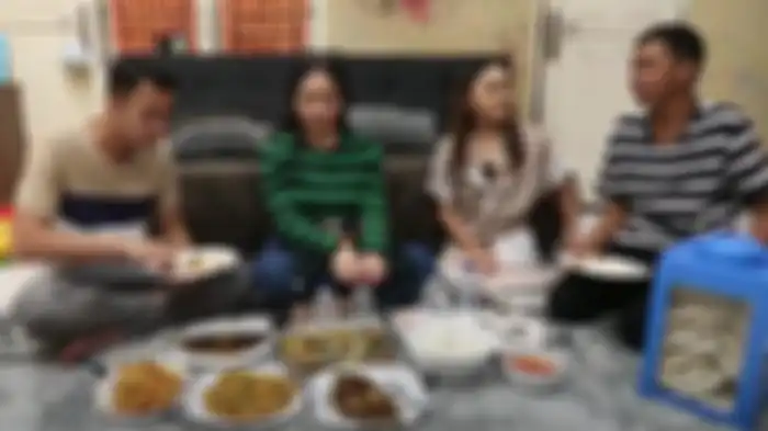 Raffi Ahmad makan suguhan yang tersaji di rumah Dede Sunandar, Nagita Slavina menolak karena diet 
