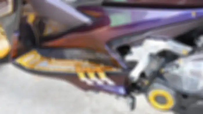 Beberapa aksesoris terpasang di Yamaha Aerox berwarna ungu itu.