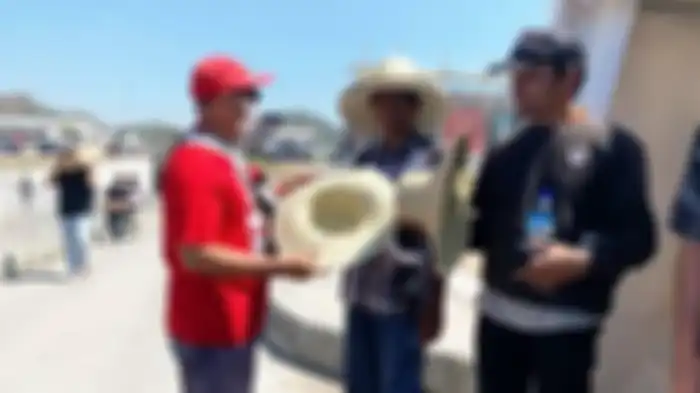 Penjual topi petani khas Lombok