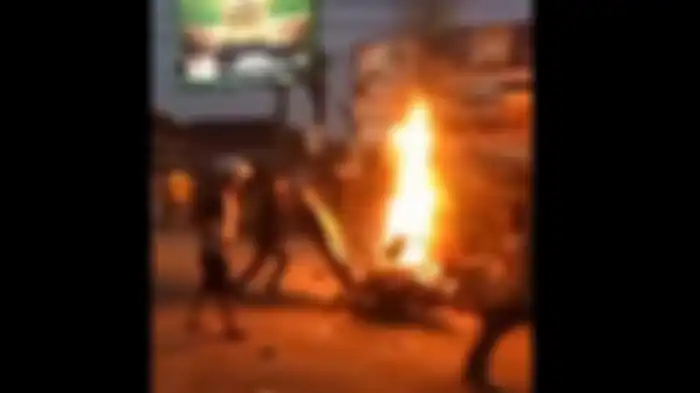 Motor dibakar hingga hangus tak bersisa saat bentrok pecah di Muntilan.