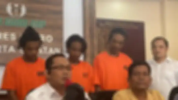 Polres Metro Jakarta Selatan merilis kasus pengeroyokan terhadap seorang Babinsa di Pesanggrahan, Senin (16/10/2023). Seorang pelakunya ternyata kekasih anak Nikita Mirzani bernama Vadel Badjideh. 