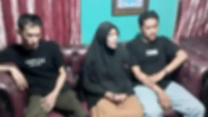 MiminM bersama kedua anaknya saat ditemui di rumahnya, Kamis (19/10/2023).