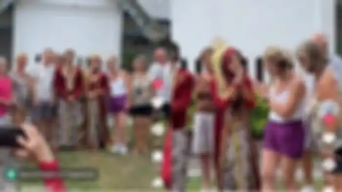 Viral bule tak diundang datang ke acara pernikahan dan ajak pengantin foto bersama. Video viral itu dibagikan oleh akun   