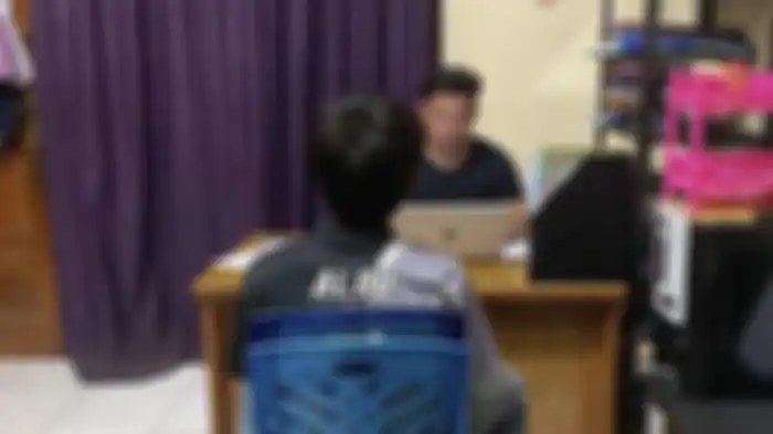 Penyidik Satreskrim Polres Jayapura saat memeriksa pelaku dugaan persetubuhan di bawah umur. 