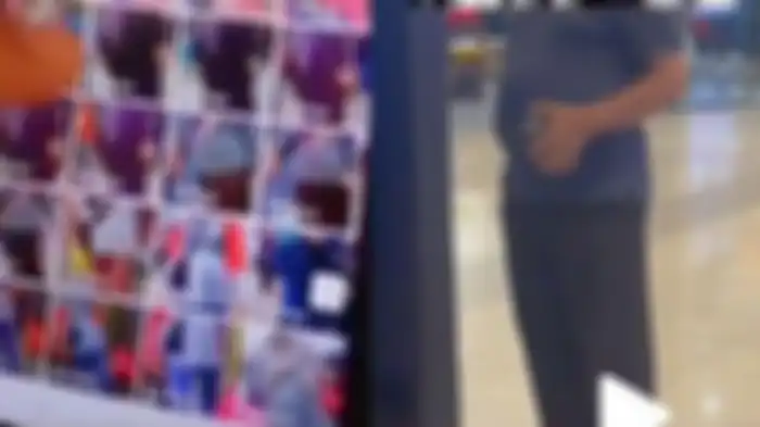 Viral, Kakek-kakek kepergok merekam wanita hamil di mal, terungkap fakta mengejutkan di galeri ponsel sang kakek. 