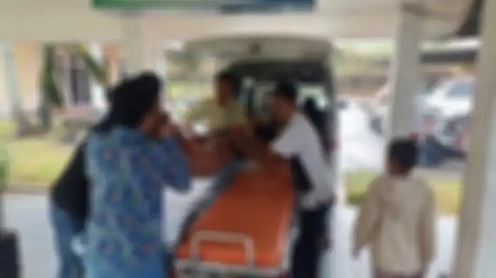 Jenazah Tersangka Kasus suami bunuh istri di Kepahiang, MA (39) dibawa ke Ambulan untuk diantar ke rumah duka dari RSUD Kepahiang, pada Kamis (26/10/2023) sore. 