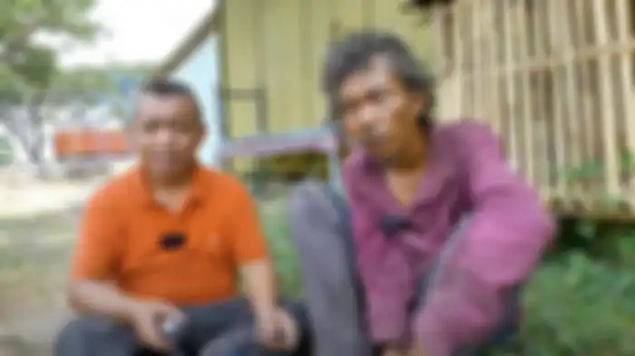 Pria ini hidup menggelandang diduga orang dalam gangguan kejiwaan (ODG). Dulunya mengaku kuliah di ITB Bandung jurusan Teknik Kelautan. Namanya Enuh Nugraha. 