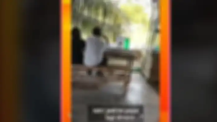 Momen seorang suami kepergok istri sedang asyik duduk di warung bersama wanita lain.