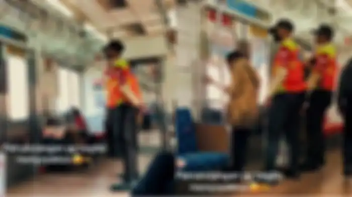 Viral aksi petugas KRL jaga dagangan lansia yang sedang tertidur. 