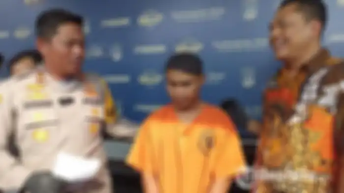 Tersangka kasus pembunuhan istri yang jasadnya dicor di lantai kamar di Desa Bacem, Kecamatan Ponggok, Kabupaten Blitar saat berada di Mapolres Blitar Kota, Jumat (24/11/2023). 